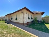 Vácrátót Совмещенный дом 13